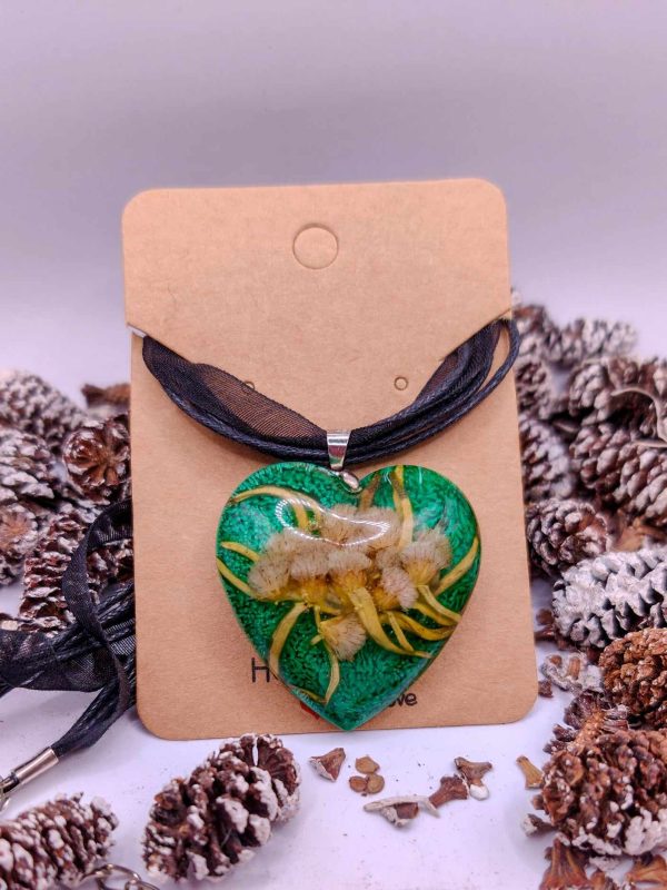 Unique Edelweiss Flower Resin Heart Necklace – Timeless Elegance 🌼💚