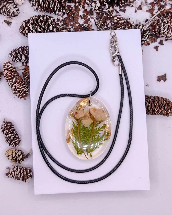 White flower Resin necklace 🌼
